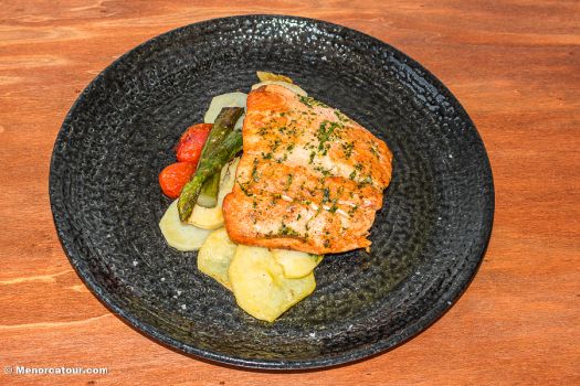 Salmon a la plancha con aceite de ajo y perejil, patatas panaderas y espárragos a la plancha 